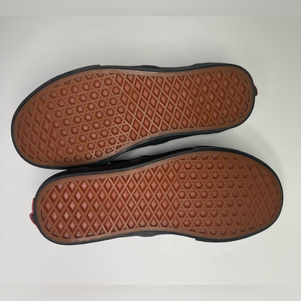 Vans Classic Slip-On Sneakers in Black - Picture 3 of 6